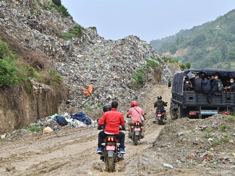 सिसडोलमै फोहोर खसालेपछि बाटो अवरुद्ध, फोहोर पन्छ्याइँदै
